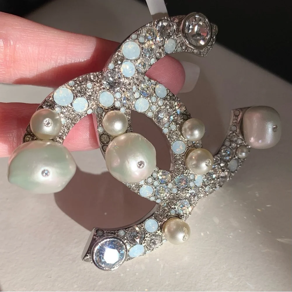 XL Pearl Chanel broach pin